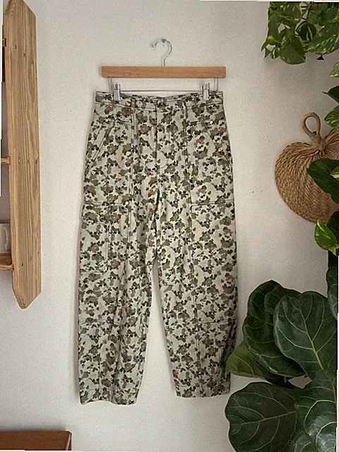 By Anthropologie Camden Utility Barrel Cargo Pants Size 6 Camo Print Womens